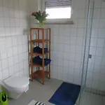 Futterhaus Neben Der Wasserburg Liepen *