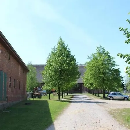 Futterhaus Neben Der Wasserburg Liepen Daire
