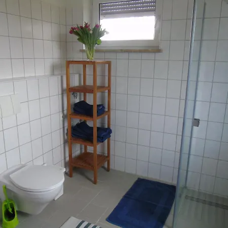 Futterhaus Neben Der Wasserburg Liepen *