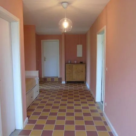 Futterhaus Neben Der Wasserburg Liepen *