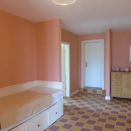 Futterhaus Neben Der Wasserburg Liepen