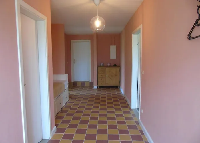 Futterhaus Neben Der Wasserburg Liepen *