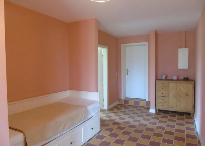 Futterhaus Neben Der Wasserburg Liepen